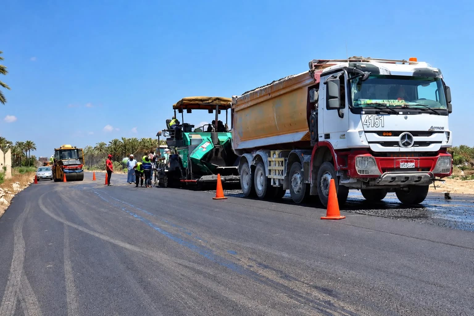 Truck feeding the paver